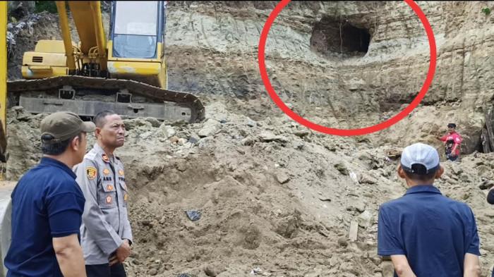 20250808-Polisi-saat-mendatangi-lokasi-penemuan-bunker-Jepang