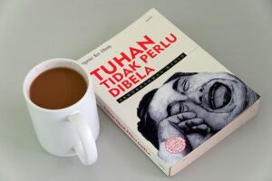 Membaca buku Gus Dur sembari menyesap kopi